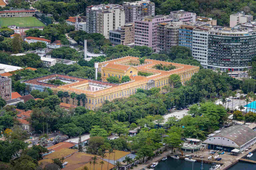 Complexo histórico cercado por áreas verdes, associado à tradição das melhores universidades do Brasil.