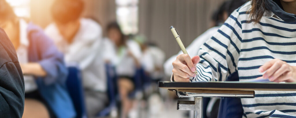 alunos fazendo prova de vestibular