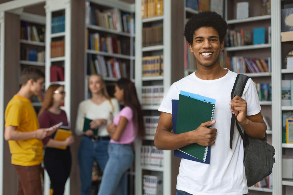 estudantes em biblioteca representando a inscrição no SISU