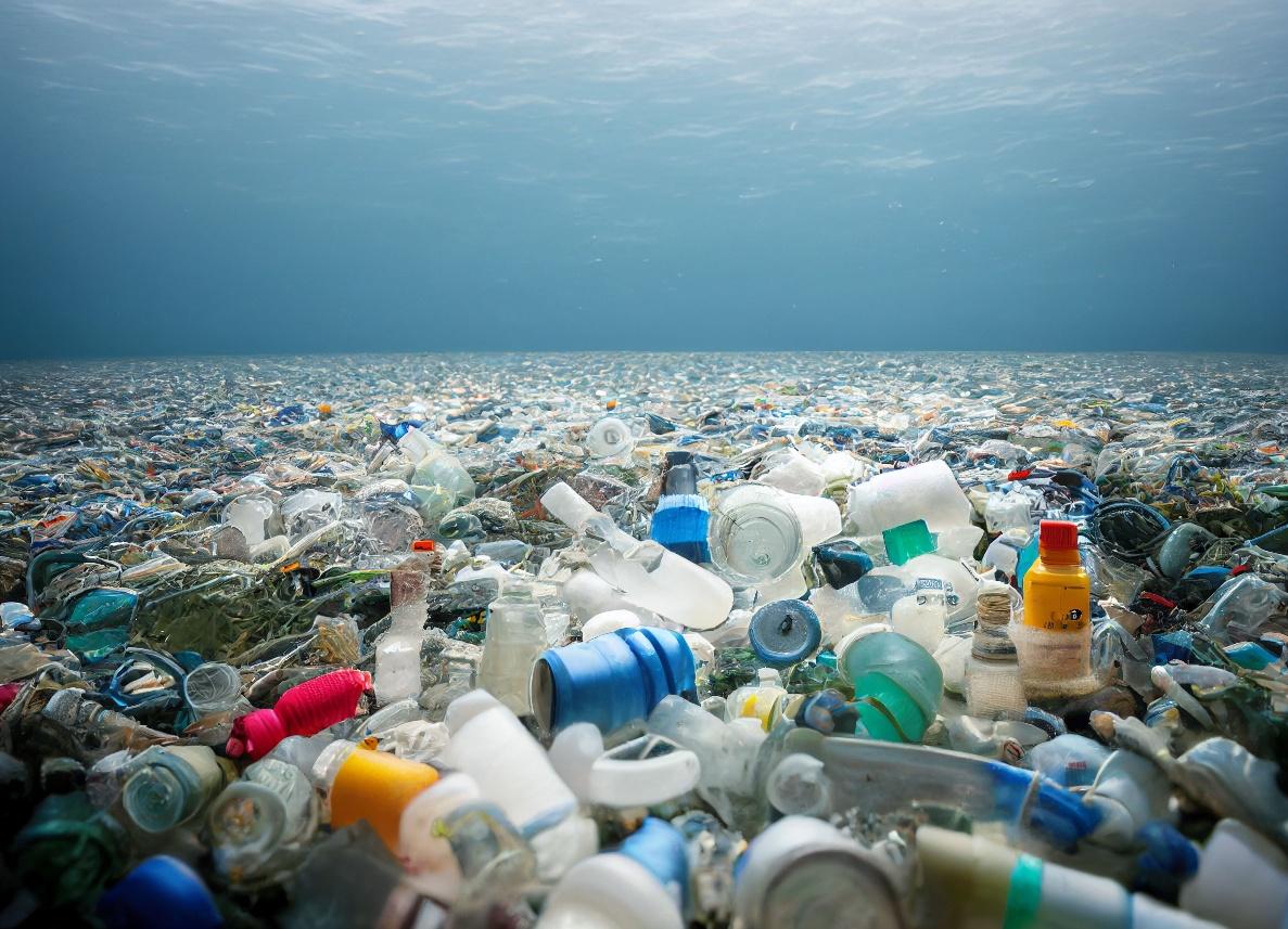 Foto devastadora do oceano cheio de plásticos - o problema da larga produção industrial dos polímeros.