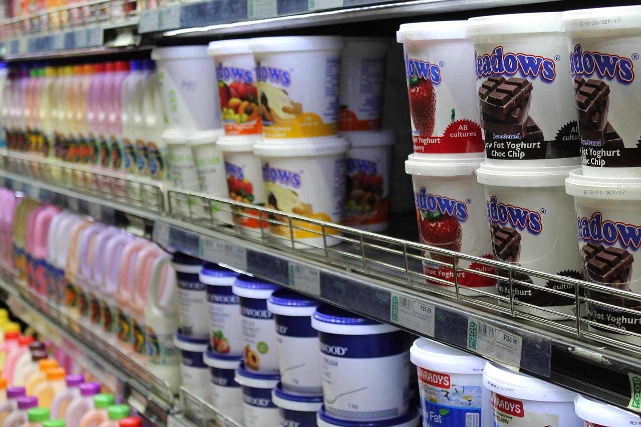 Polímeros sintéticos - Embalagens plásticas em prateleira de supermercados.