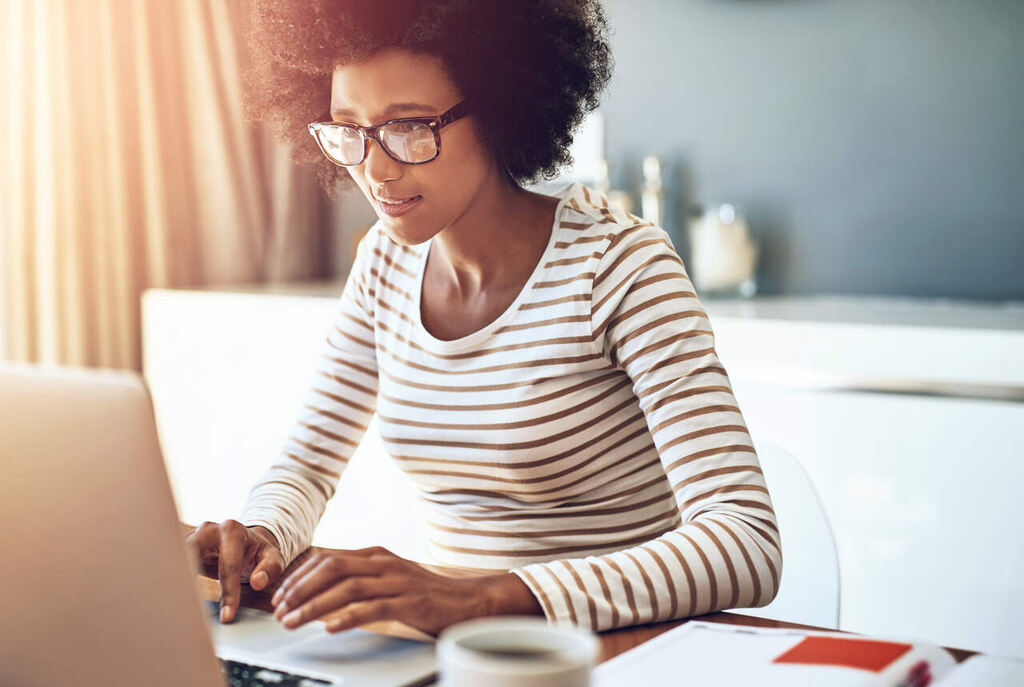 aluna usando o notebook para saber quais os melhores métodos de estudo para vestibular 