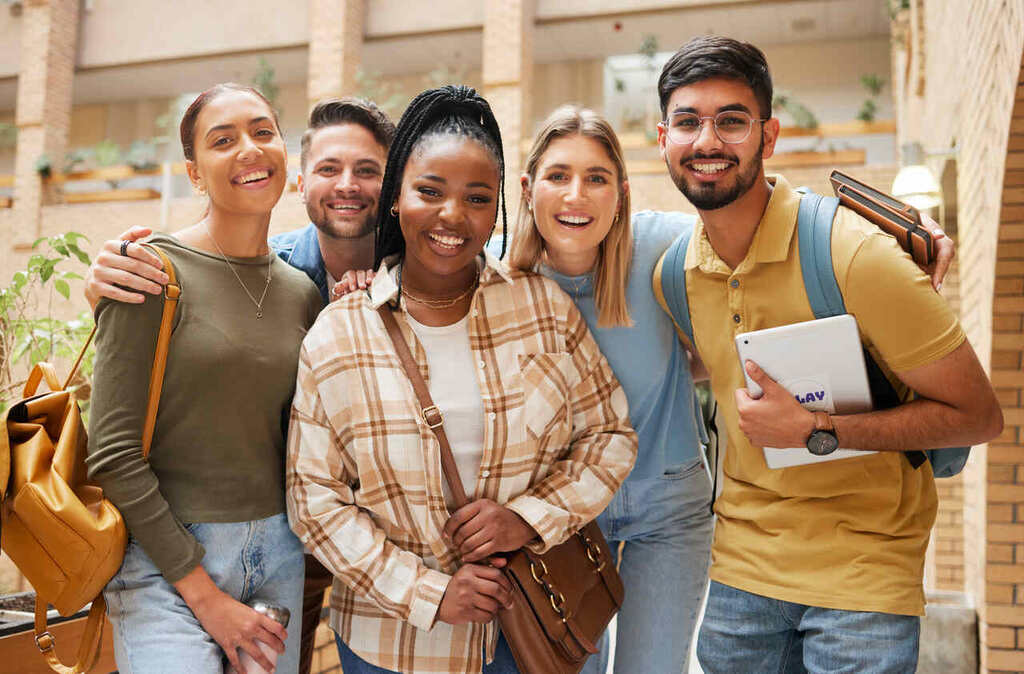 Alunos sorridentes, representando a inscrição no Fies e ingresso no ensino superior.