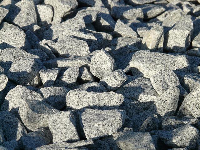 Imagem de pedras de granito. Composição heterogênea de quartzo, feldspato e mica.