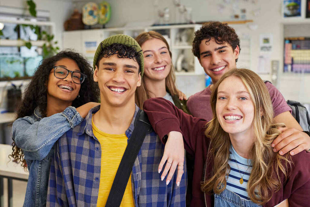 Alunos universitários reunidos, representando quais são os cursos de graduação mais procurados.