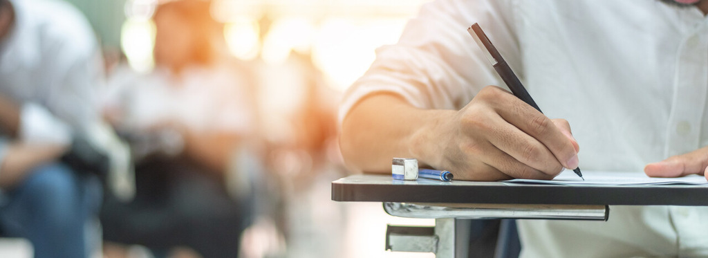 Pessoa fazendo prova representando quando sai o resultado do Enem.