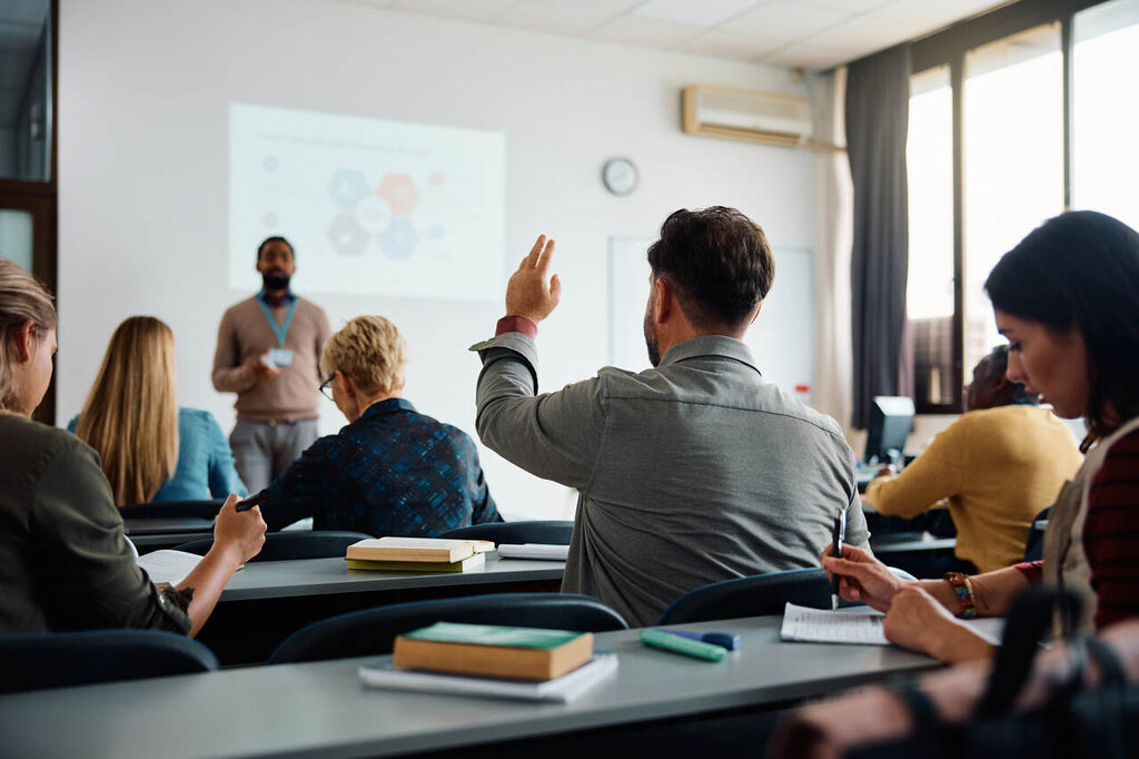 Alunos em sala de aula representando se vale a pena fazer ensino superior.