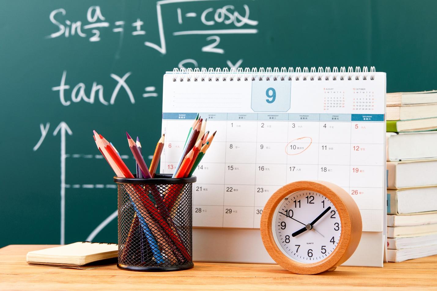 Imagem ilustrativa de um calendário para lembrar da importância de estar atento para a data de inscrição para o Enem e vestibulares.